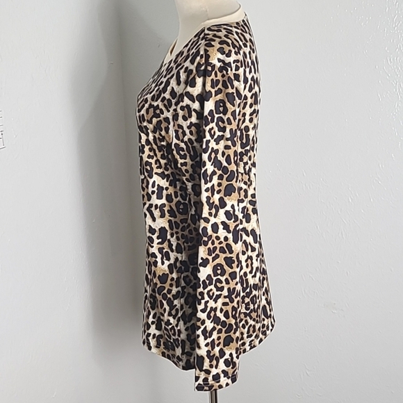 Longsleeve Leopard Print T-Shirt with Beige Neckline, Size Medium - Picture 4 of 8